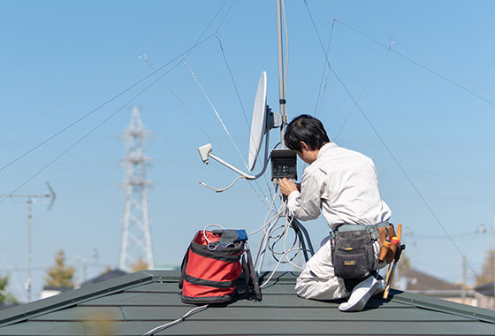 アンテナの作業をしている人　イメージ